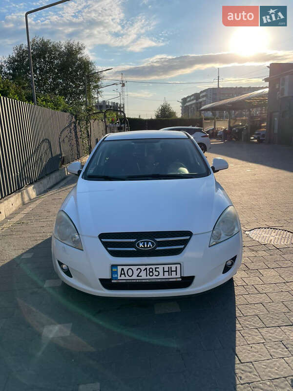 Хэтчбек Kia Ceed 2008 в 