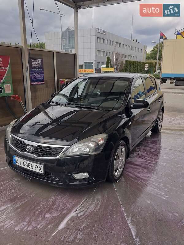 Хэтчбек Kia Ceed 2011 в 