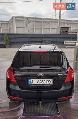 Хэтчбек Kia Ceed 2011 в 