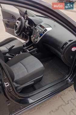 Хэтчбек Kia Ceed 2011 в 