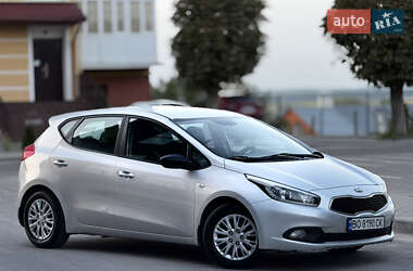 Хэтчбек Kia Ceed 2012 в 