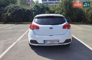 Хэтчбек Kia Ceed 2012 в 