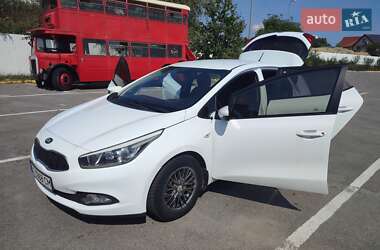 Хэтчбек Kia Ceed 2012 в 