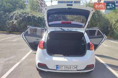 Хэтчбек Kia Ceed 2012 в 