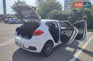 Хэтчбек Kia Ceed 2012 в 