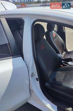 Хэтчбек Kia Ceed 2012 в 