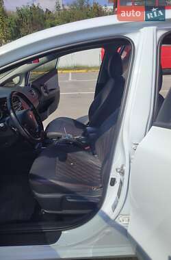 Хэтчбек Kia Ceed 2012 в 