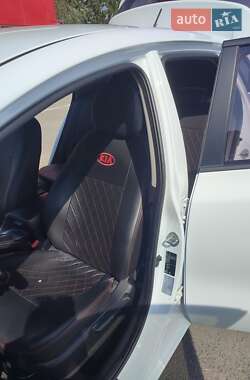 Хэтчбек Kia Ceed 2012 в 