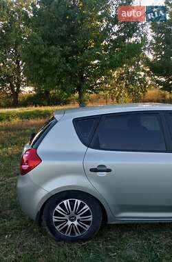 Хэтчбек Kia Ceed 2007 в 