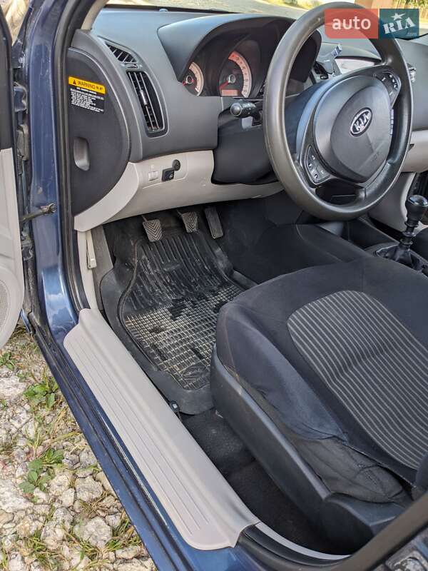 Хэтчбек Kia Ceed 2007 в Новояворовске