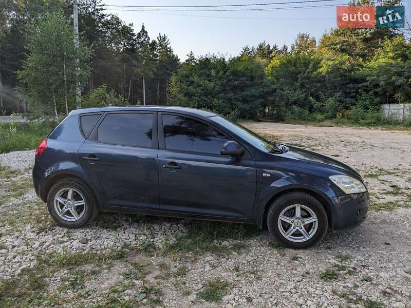 Хэтчбек Kia Ceed 2007 в Новояворовске