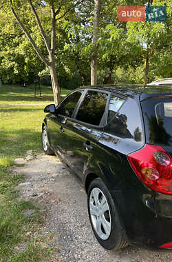 Хэтчбек Kia Ceed 2009 в 