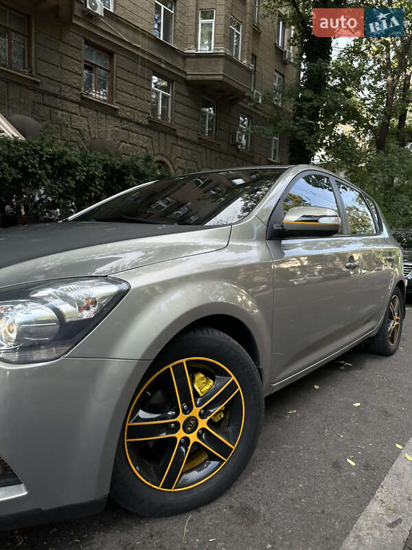 Хэтчбек Kia Ceed 2010 в Одессе