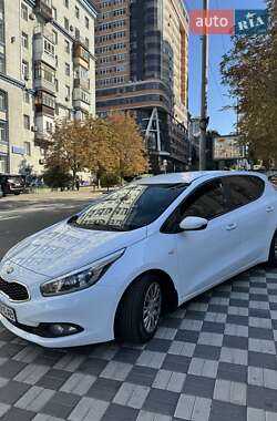 Хэтчбек Kia Ceed 2013 в 