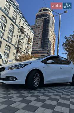 Хэтчбек Kia Ceed 2013 в 