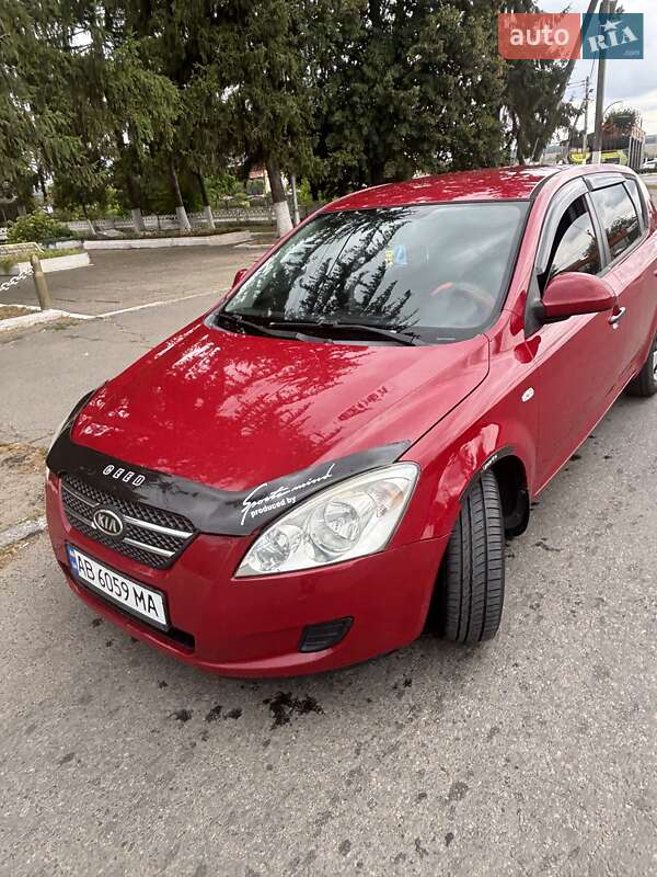Хэтчбек Kia Ceed 2007 в 