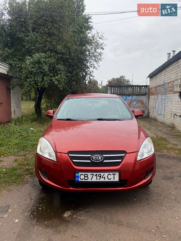 Хэтчбек Kia Ceed 2008 в 