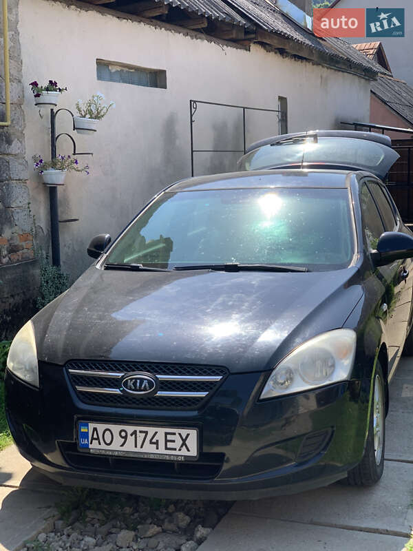 Хэтчбек Kia Ceed 2008 в 