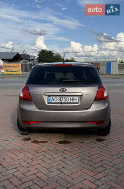 Хэтчбек Kia Ceed 2011 в 