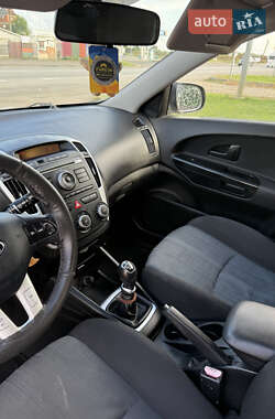 Хэтчбек Kia Ceed 2011 в 