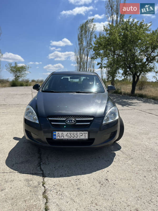 Хэтчбек Kia Ceed 2008 в Южноукраинске