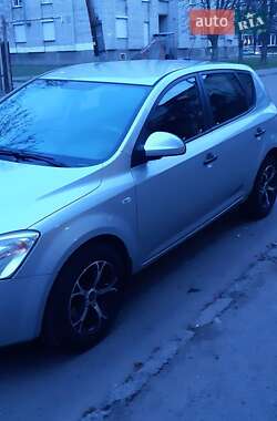 Хэтчбек Kia Ceed 2008 в 