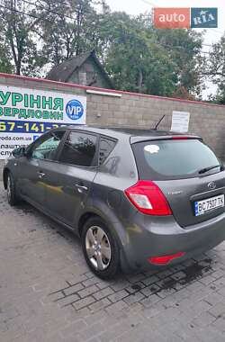 Хэтчбек Kia Ceed 2011 в 
