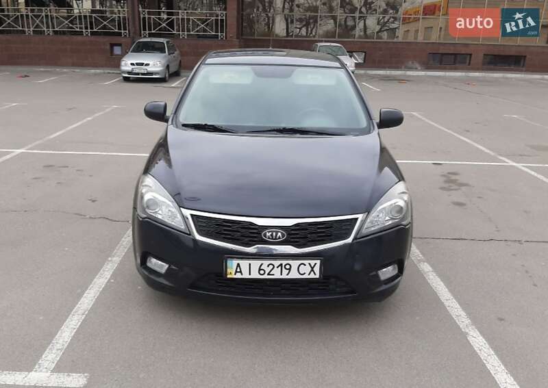 Хэтчбек Kia Ceed 2011 в 