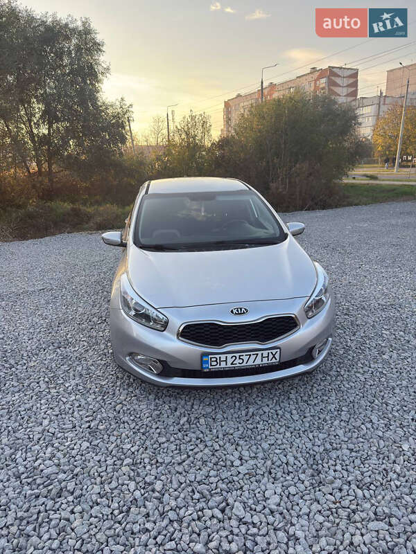 Хэтчбек Kia Ceed 2013 в Черновцах