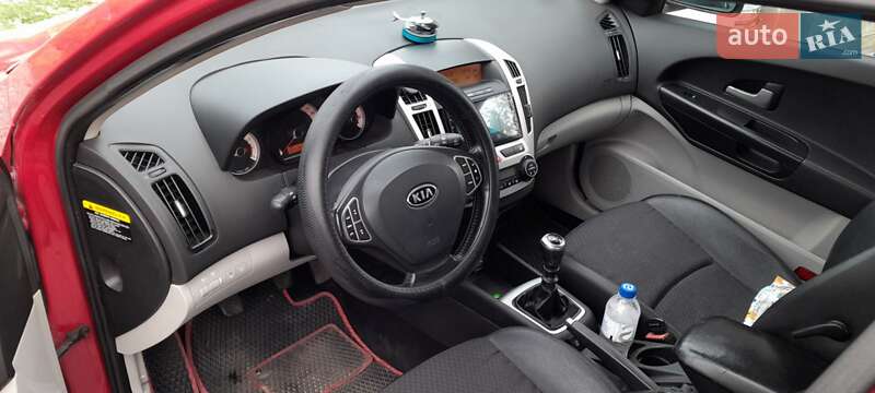 Хэтчбек Kia Ceed 2006 в Богуславе