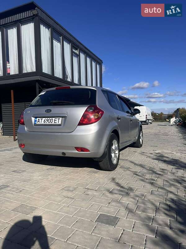 Хэтчбек Kia Ceed 2008 в Надворной