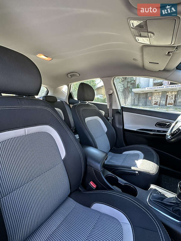 Хетчбек Kia Ceed 2015 в Києві фото 7 Хетчбек Kia Ceed 2015 в Києві
