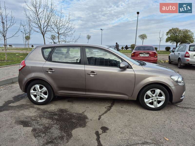 Хэтчбек Kia Ceed 2010 в Черкассах