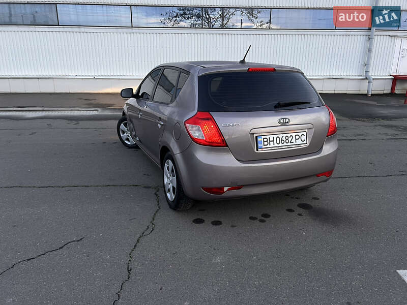 Хэтчбек Kia Ceed 2009 в Белгороде-Днестровском