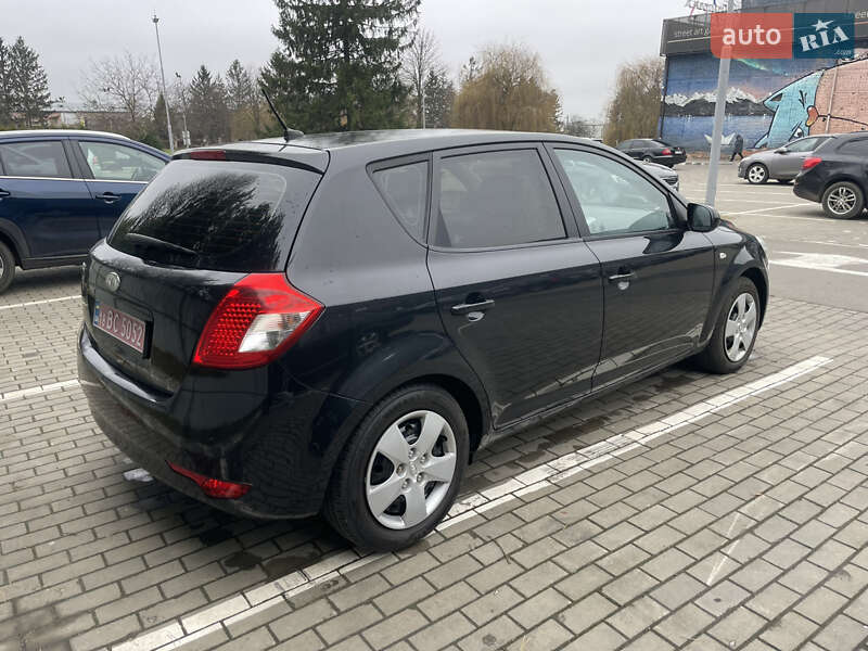 Хэтчбек Kia Ceed 2010 в Луцке