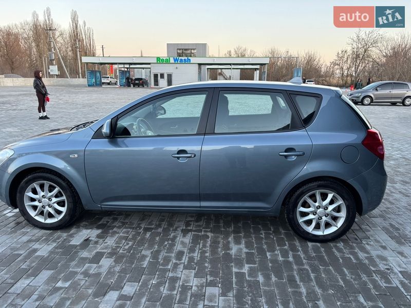 Хэтчбек Kia Ceed 2008 в Хороле