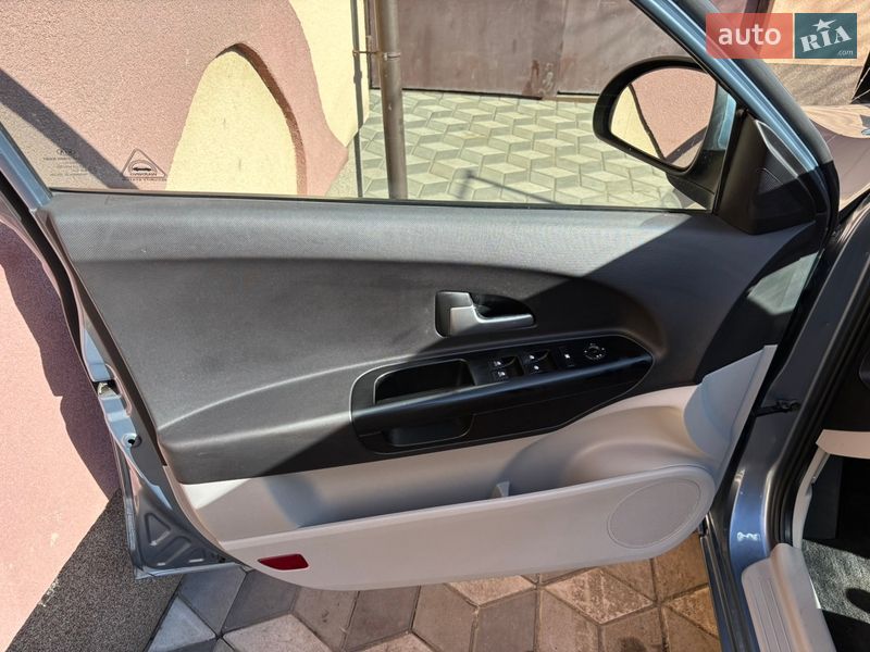 Хэтчбек Kia Ceed 2008 в Хороле
