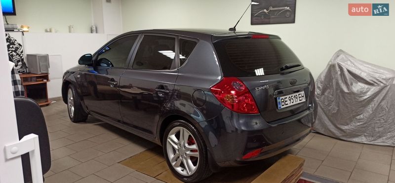 Хэтчбек Kia Ceed 2007 в Южноукраинске