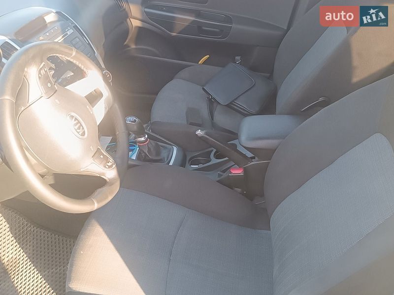 Универсал Kia Ceed 2012 в Вите-Почтовой