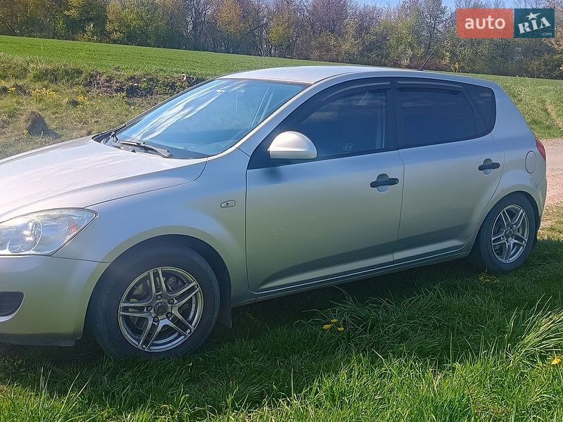 Хэтчбек Kia Ceed 2008 в Бурштыне