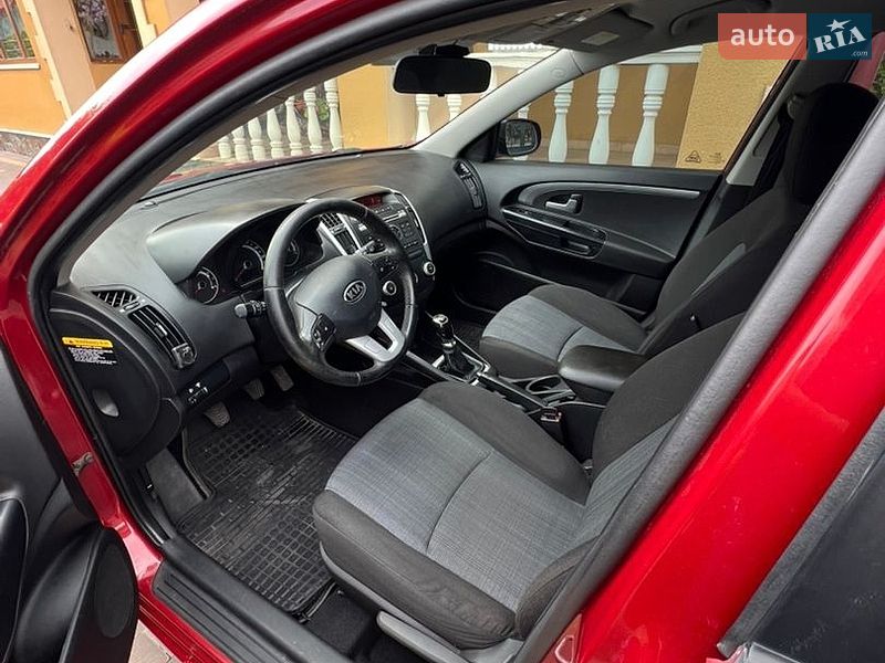 Хэтчбек Kia Ceed 2010 в Чемеровцах