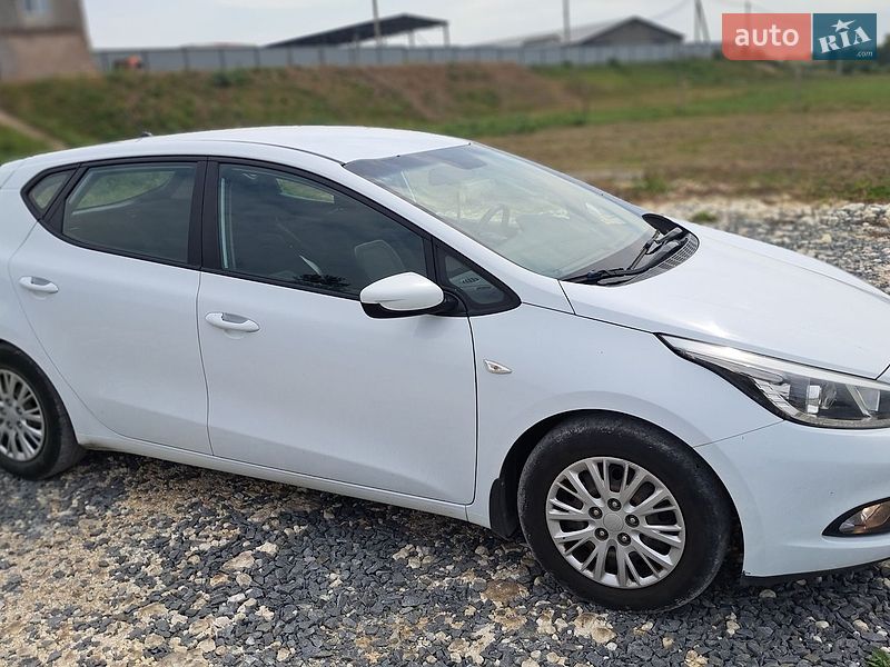 Хэтчбек Kia Ceed 2015 в Дубно