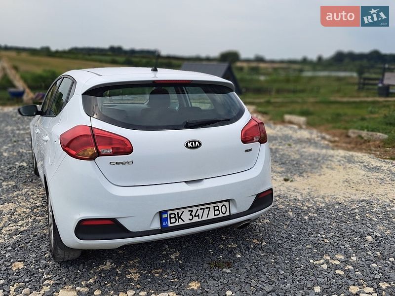 Хэтчбек Kia Ceed 2015 в Дубно