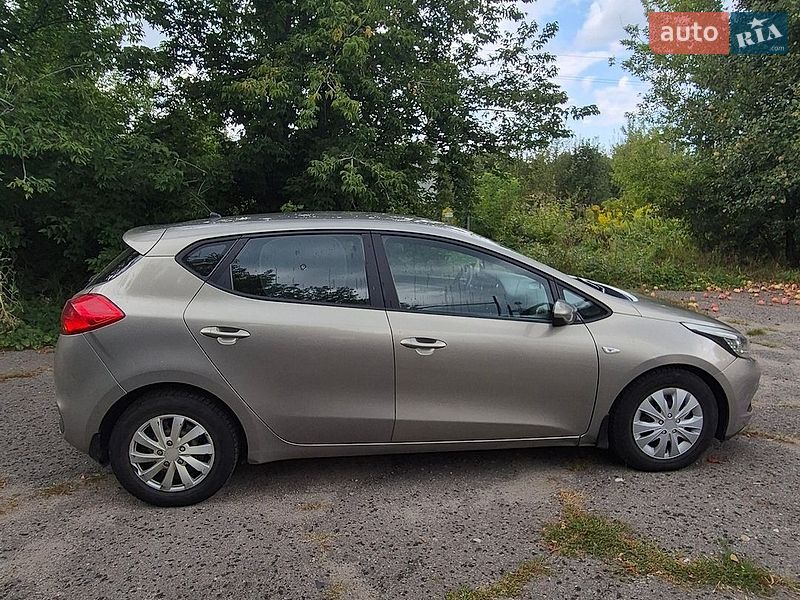 Хэтчбек Kia Ceed 2013 в Обухове