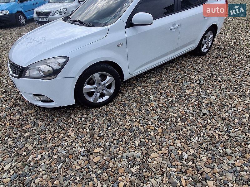 Хэтчбек Kia Ceed 2012 в Черновцах