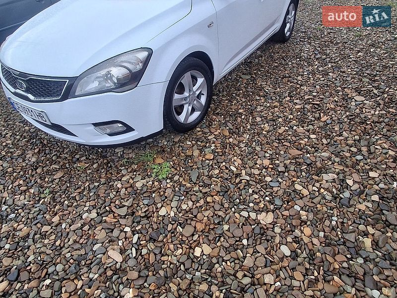 Хэтчбек Kia Ceed 2012 в Черновцах