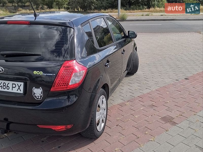 Хэтчбек Kia Ceed 2011 в Киеве