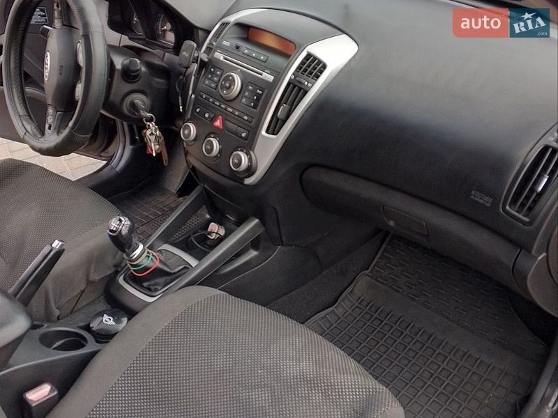 Хэтчбек Kia Ceed 2011 в Киеве
