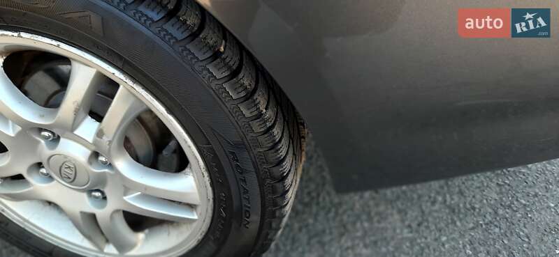 Седан Kia Cerato 2005 в Ужгороде