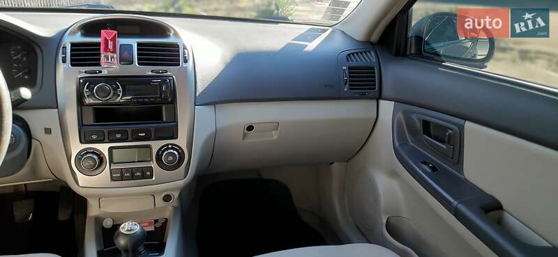 Седан Kia Cerato 2005 в Ужгороде